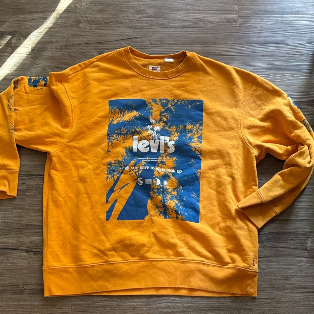 Levi's Men's Graphic Orange and Blue Crewneck Sweater